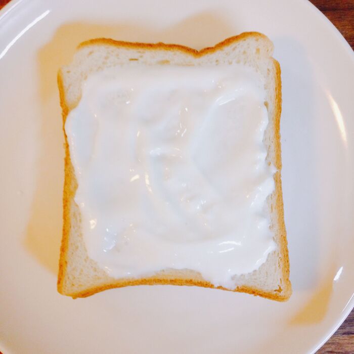 食パンにヨーグルトを塗る