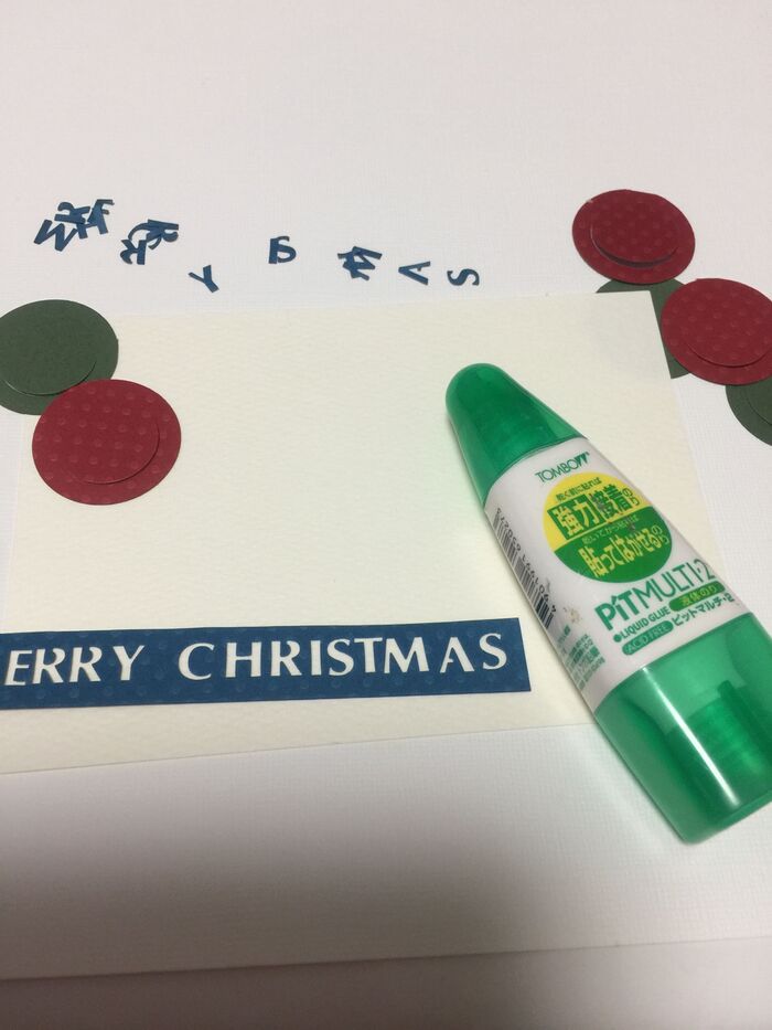 カードにパーツを貼っていきます