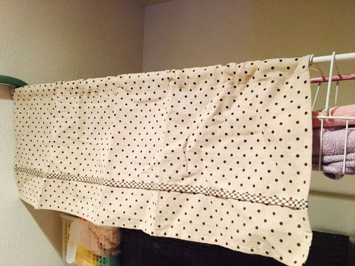 手前の突っ張り棒に目隠しカーテン設置