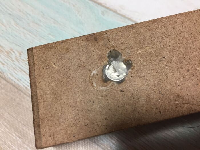 ②グルーガンで接着する