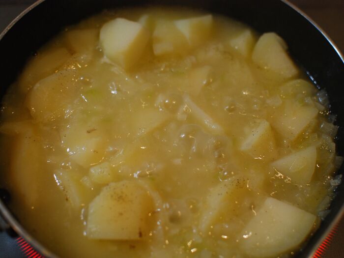 じゃがいもを茹でる