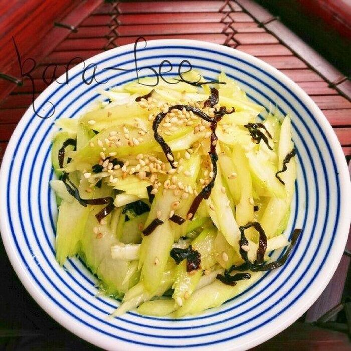 簡単3分♡和えてすぐ旨いっ!セロリの梅こぶ茶浅漬け