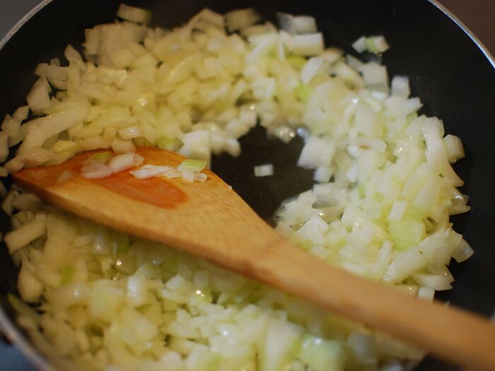 玉ねぎを炒める