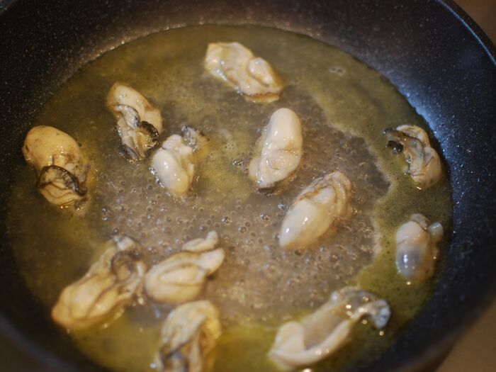 牡蠣を炒める