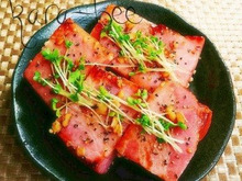 ビールおかわり!ガーリックペッパー厚切りベーコンステーキ