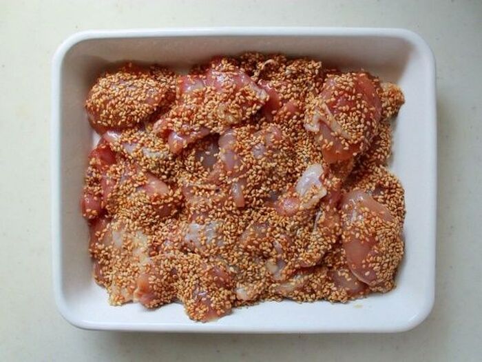 ②鶏肉にたっぷりごまを付ける