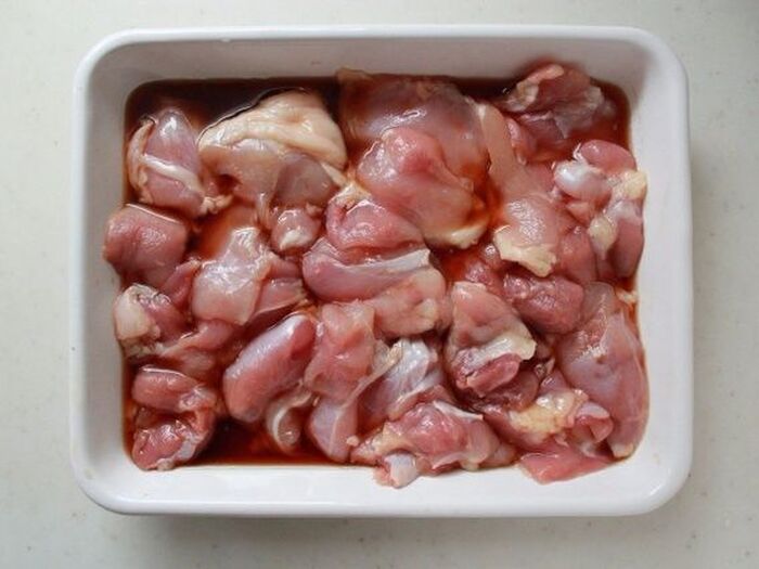 ①鶏肉に味付けする