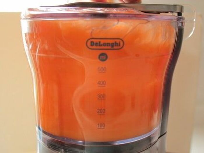 ①みかんをミキサーにかける