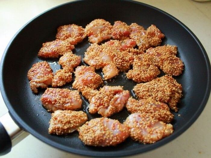 ③鶏肉を焼いて仕上げる