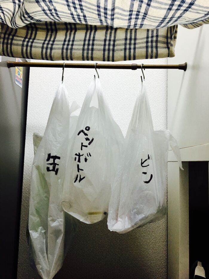 デッドスペースに突っ張り棒を付けて吊るすだけ