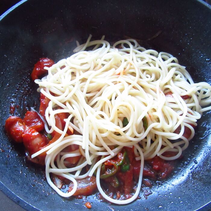 パスタをいれて混ぜる