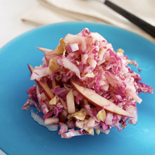 簡単なのに見栄えする!紫白菜とりんごのサラダ