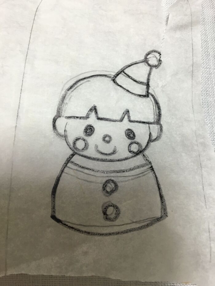 ご飯の上に乗せるキャラの型紙をクッキングシートで作る。