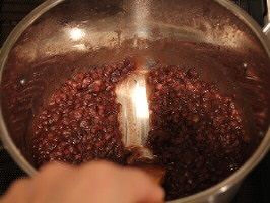 砂糖を加えて練る。