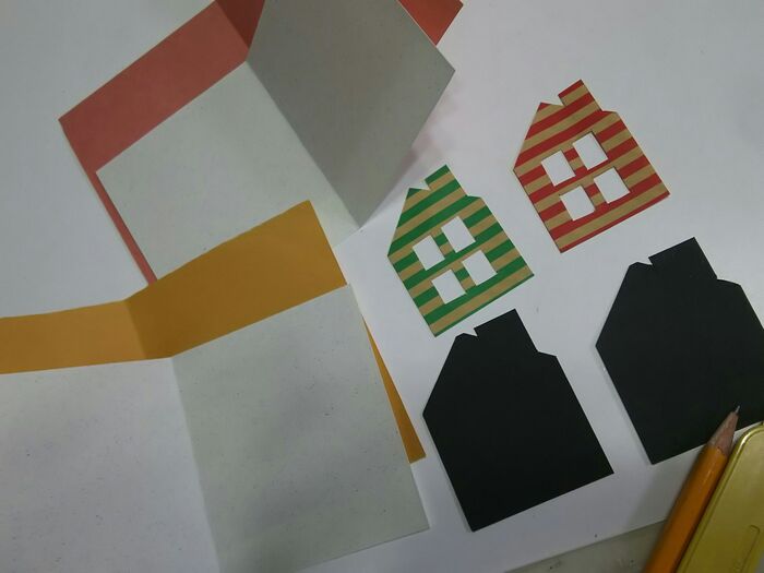 紙パーツをカットする。