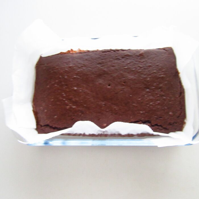 ケーキ生地を切ります。