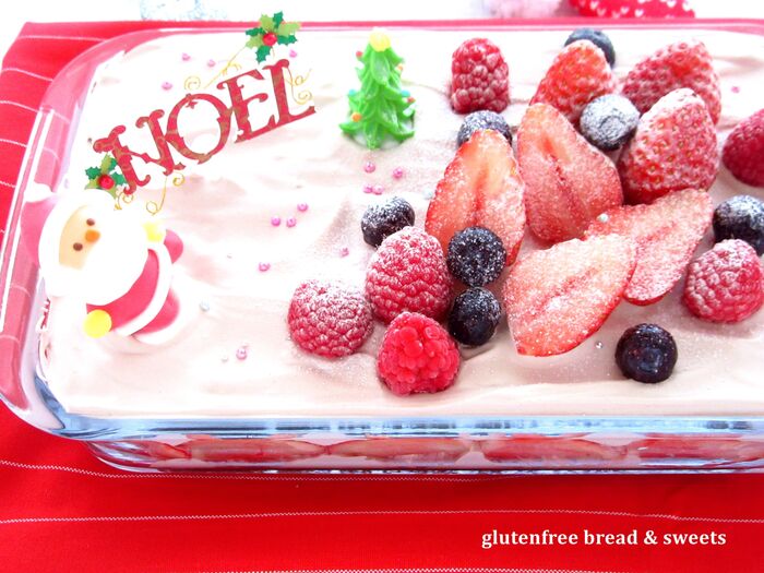 クリームとフルーツをのせる。