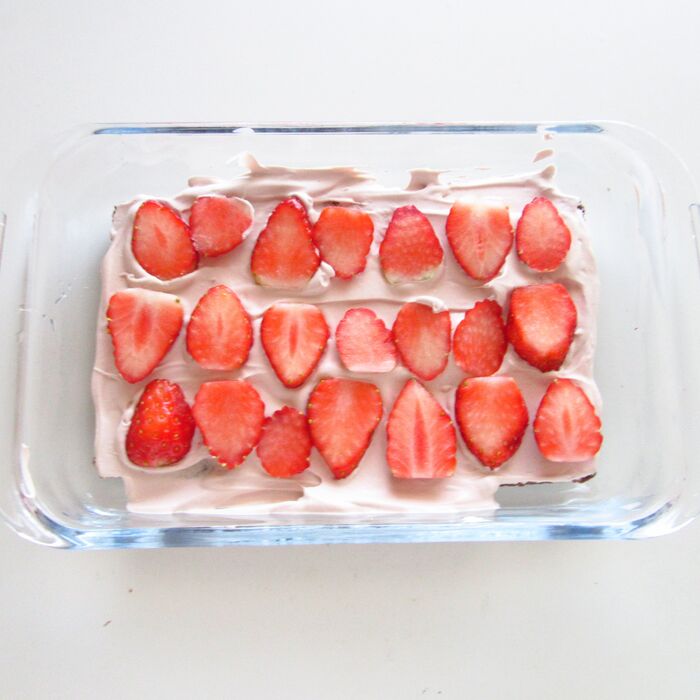 クリームといちごをのせます。