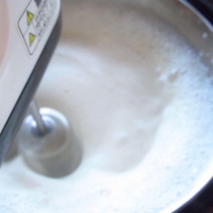 きび砂糖を加えさらに泡立てる。