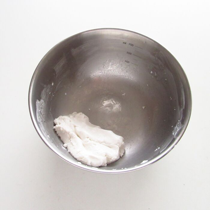 白玉粉と水を混ぜる。