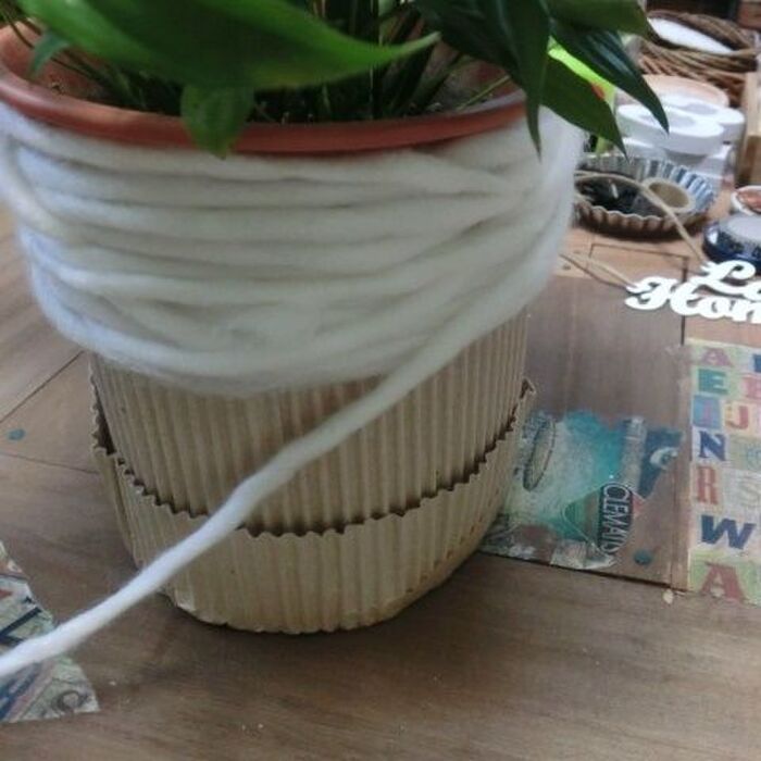 ふわふわの毛糸を巻いていきます!
