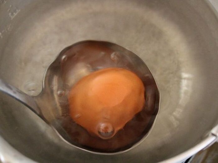 ②卵を茹でる