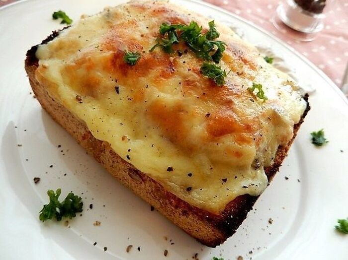 とろ~りチーズのりんご入りクラムチャウダーグラタンパン