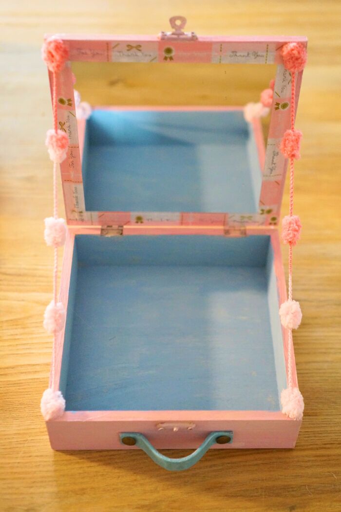 紐の両端を蓋と本体に接着する。