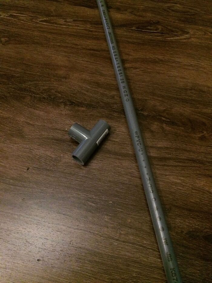 塩ビパイプも同じ色で塗ります