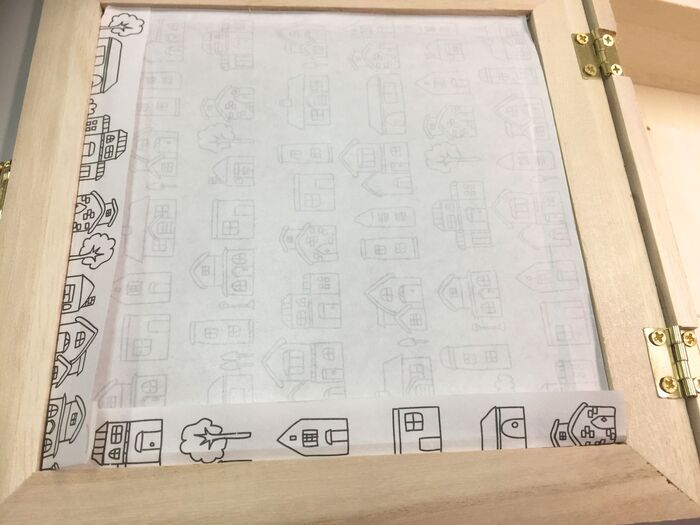 折り紙を枠に合わせて切る