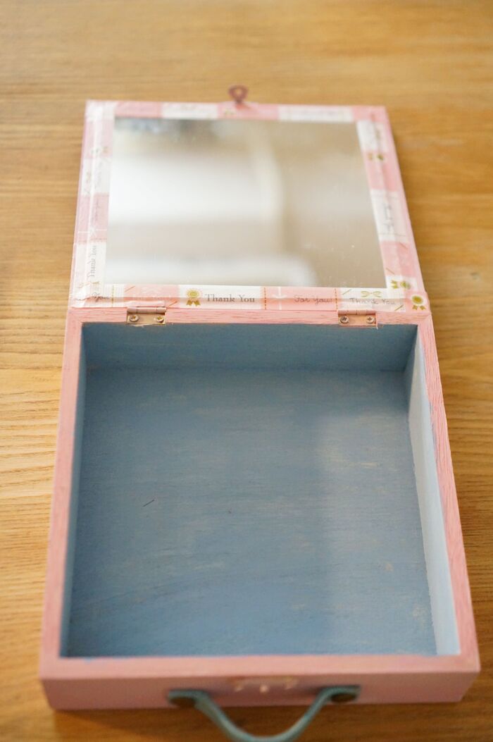 鏡を貼り付けてマスキングテープで補強する。