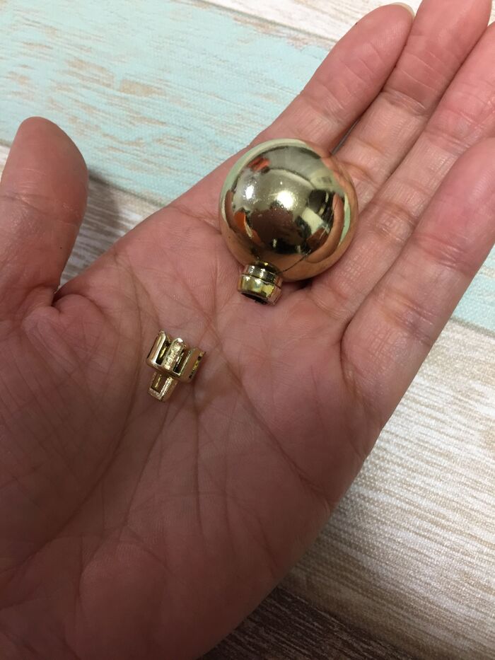 クリスマスツリーの飾りの紐を外します