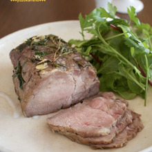 漬け込んで焼くだけで簡単!パーティーにおススメ「豚肉のハーブロースト」