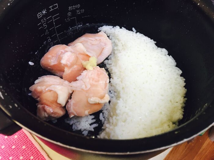 その上に鶏肉ぶつ切りとニンニク、生姜を入れます。