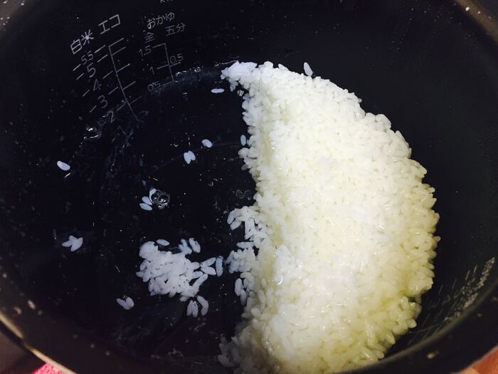 御飯の上に浸るくらいの水を入れる。
