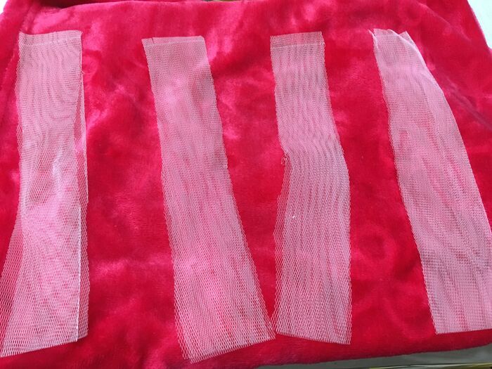 水切りネットを4〜5㎝幅に縦にカット。