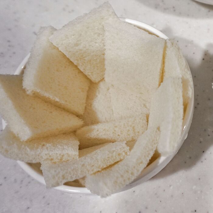 食パンをカットして並べます。