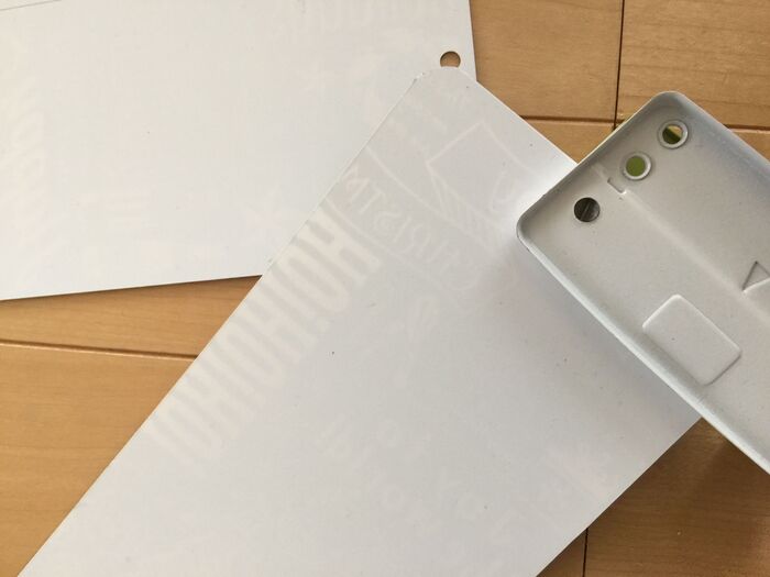 穴あけパンチで穴を開けます。