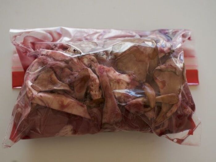 1 肉を漬け込みます