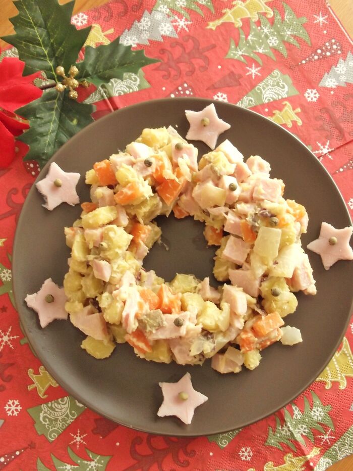 クリスマスに♪お歳暮のハムゴロゴロ！薩摩芋とハムのリース風サラダ