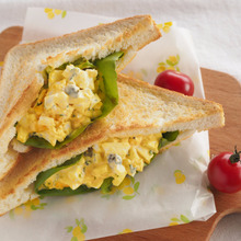 卵サラダのトーストポケットサンド(ケイパー入り)