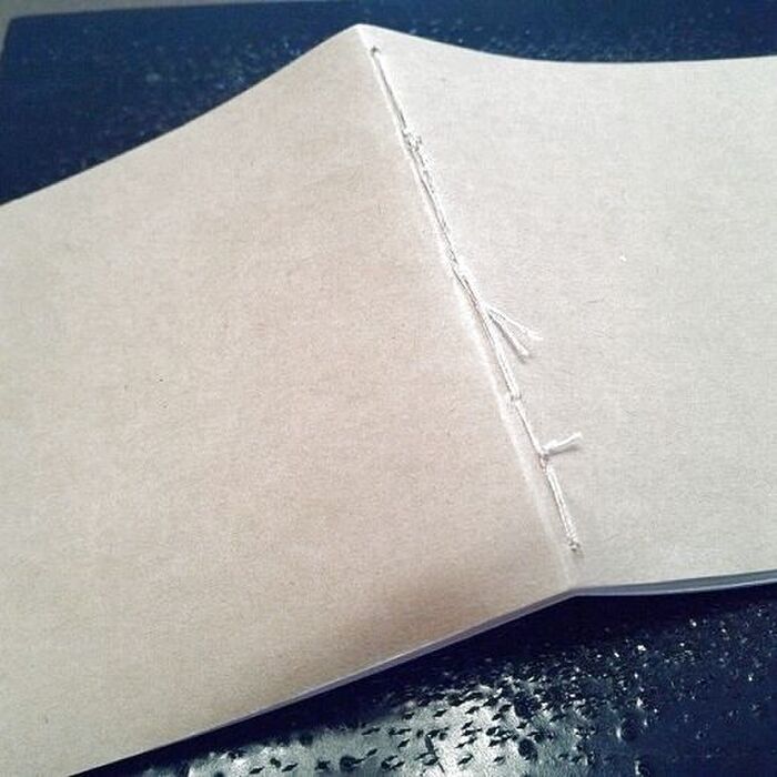 センターを糸で縫います