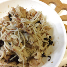 「きのかわ」(きのこ×鶏皮)の「おかぽん」(おかかポン酢)和え