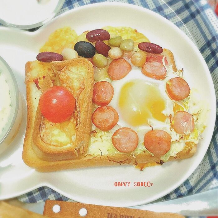 朝食をおかずとパンを手軽に!家の形の目玉焼きチーズトースト♡