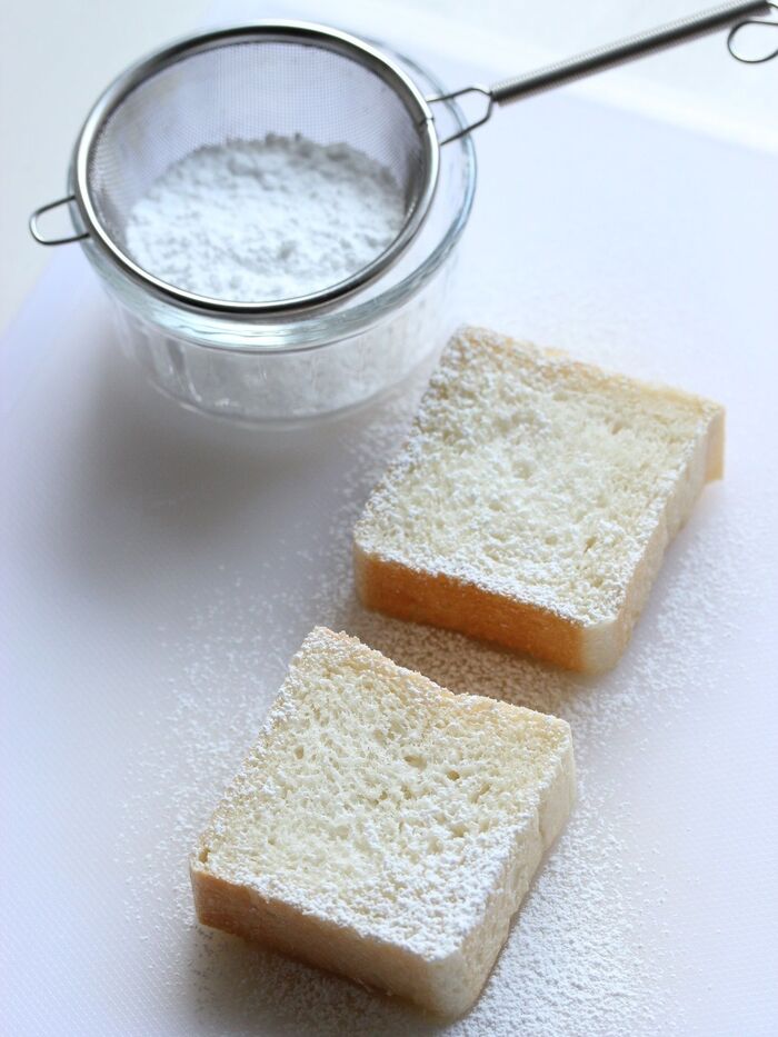 食パンに粉砂糖をふるいます