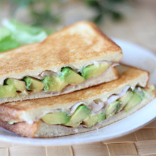 フライパンで作れる!アボカドとクリームチーズのホットサンド