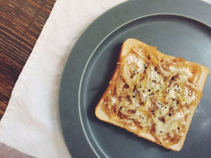 みんな大好きなあのスープを再構築!オニオングラタンスープ風トースト♪