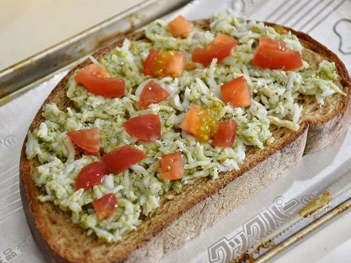 トマトをのせます