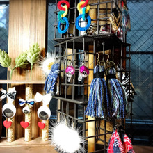 【セリア】カゴ×ペーパースタンドで、くるくるアクセサリー収納タワー