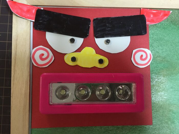 目と鼻の穴を付ける